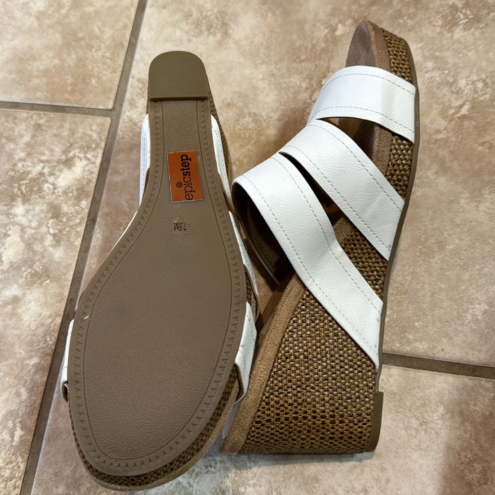 Wedged sandals - Picture 2 of 4